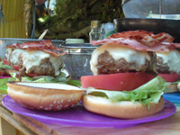 ▲そして本日の昼ご飯、手作りハンバーガー! ▲そして本日の昼ご飯、手作りハンバーガー!